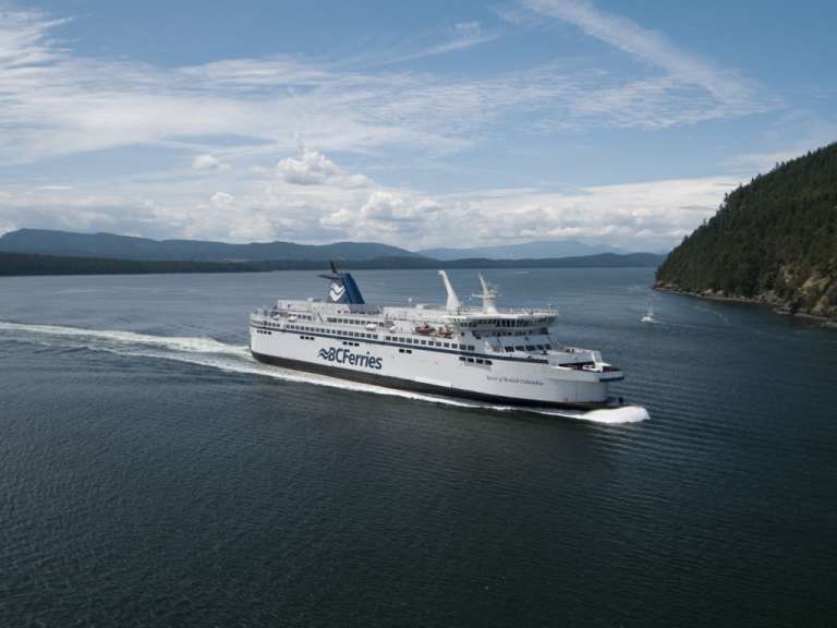 Eine Fähre mit der Aufschrift bcferries fährt durch einen See