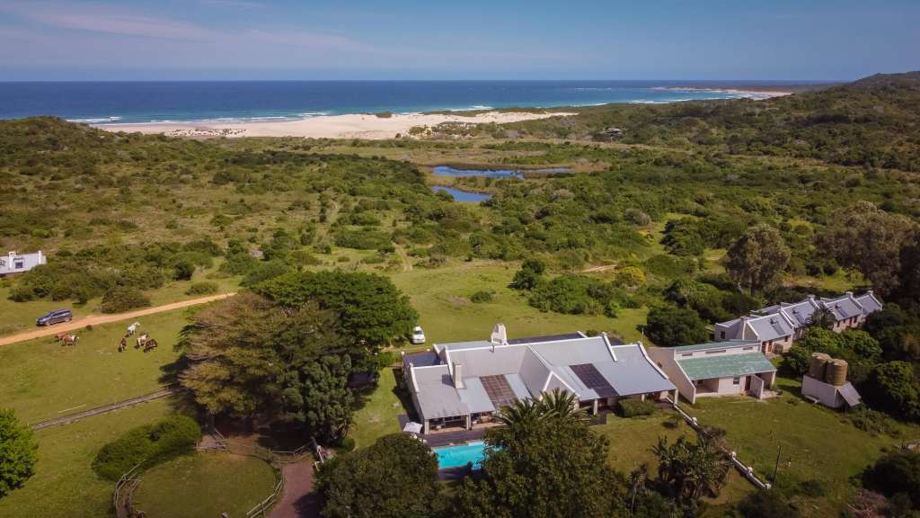 Eine Luftaufnahme eines Hauses in der Nähe eines Strandes