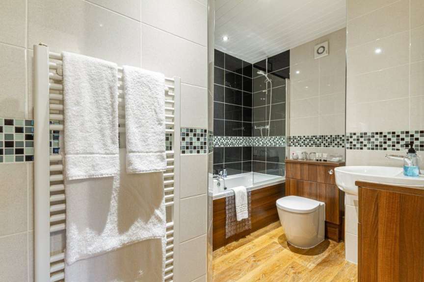 Ein Badezimmer mit einer Badewanne und einem Waschbecken