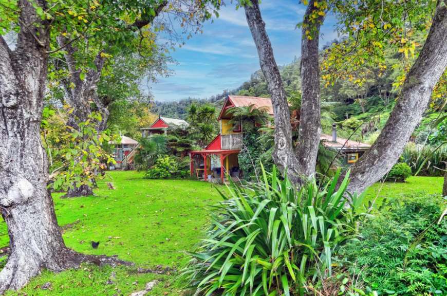 Ein farbenfrohes Haus steht inmitten einer grünen Wiese