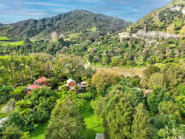 Eine Luftaufnahme eines Hauses inmitten einer grünen Landschaft