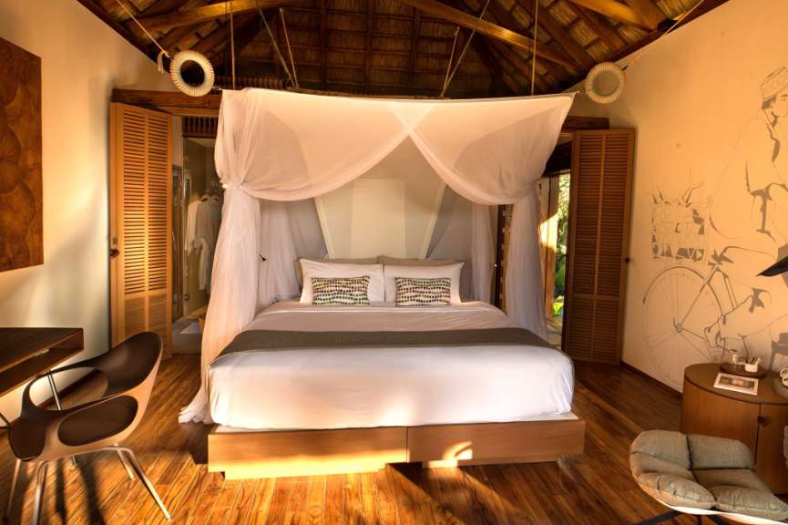 Ein Schlafzimmer mit einem Bett und einem Mosquitonetz