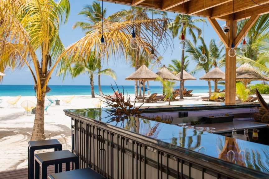 Eine Bar mit Blick auf den Strand und das Meer