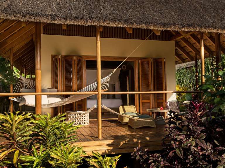 Ein Haus mit einer Hängematte auf der Veranda