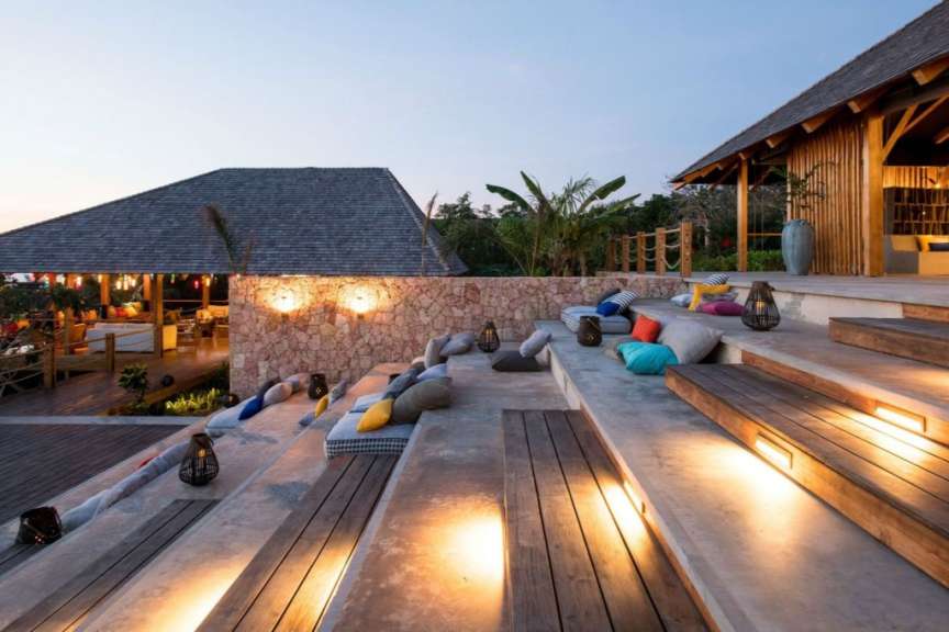 Eine Terrasse mit vielen Sitzgelegenheiten und Laternen