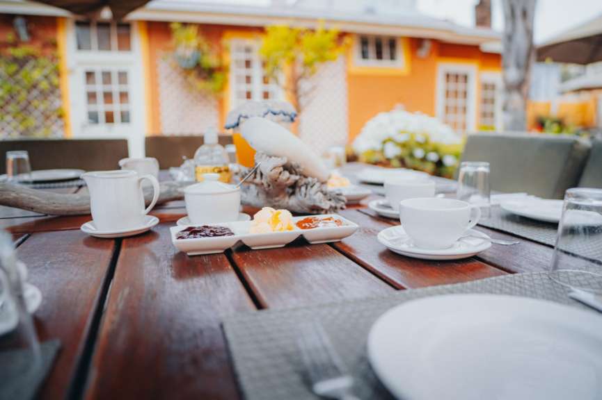 Ein Holztisch mit einem Tablett mit Marmelade darauf