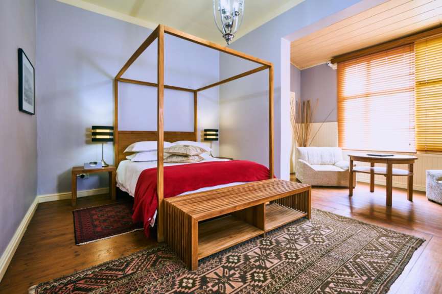 Ein Schlafzimmer mit einem Himmelbett und einem Tisch