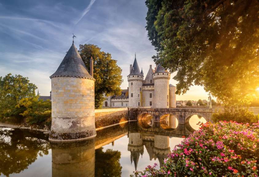 Ein altes Schloss mit einer Brücke über einen Fluss