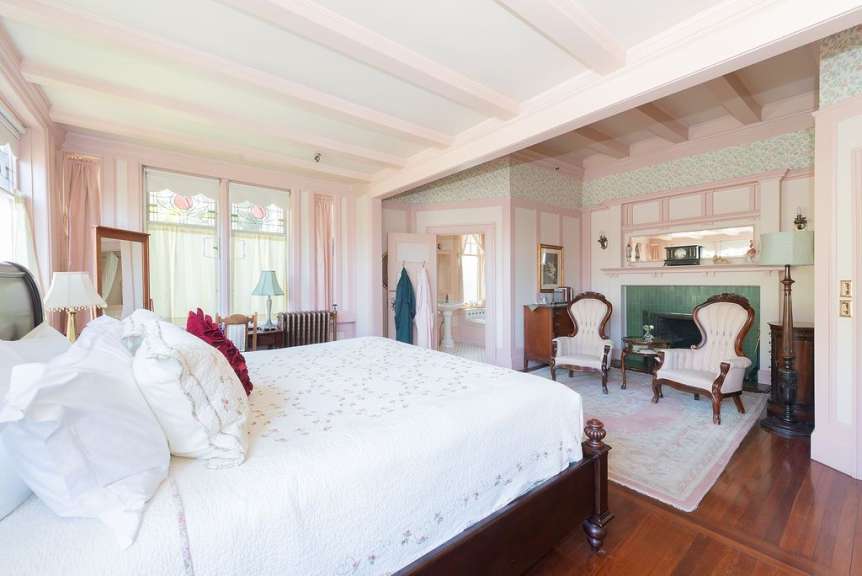Ein Schlafzimmer mit einem Bett und zwei Stühlen