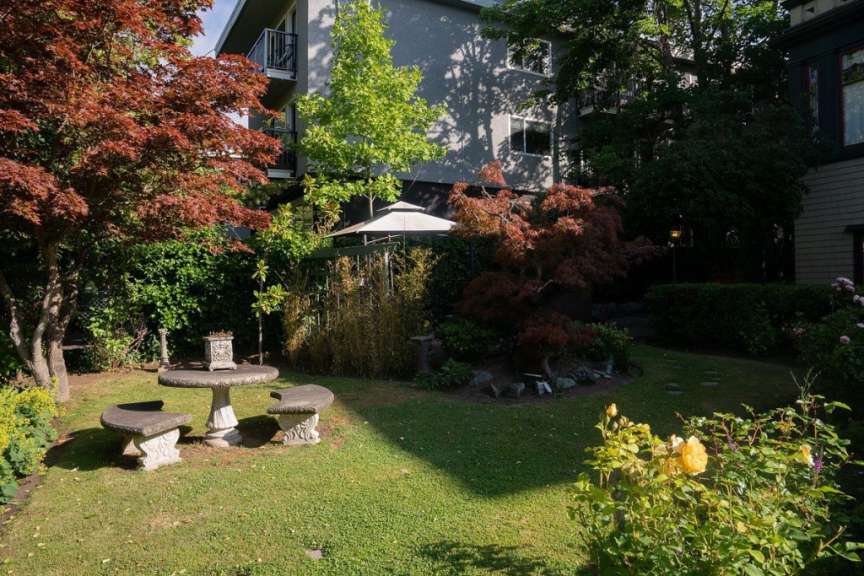 Ein kleiner Garten mit einem Tisch und Bänken