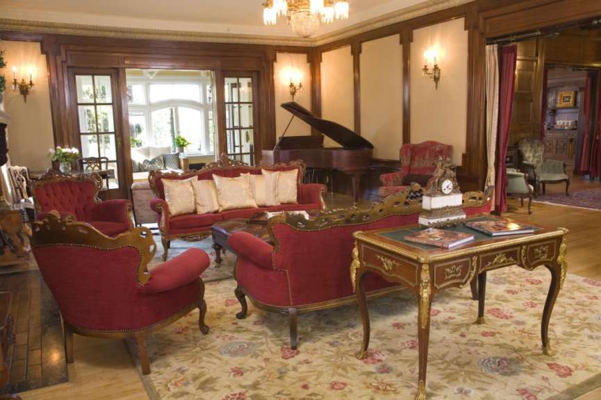 Ein Wohnzimmer mit roten Möbeln und einem Klavier