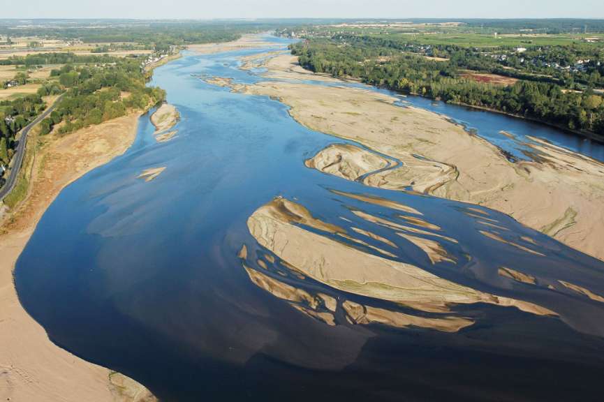 Ein großer Fluss mit vielen kleinen Inseln in der Mitte