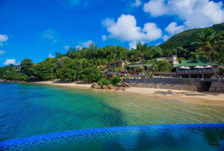 Ein Blick auf einen Strand von einem Pool aus