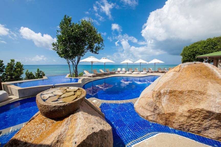 Ein großer Pool mit Blick auf den Ozean