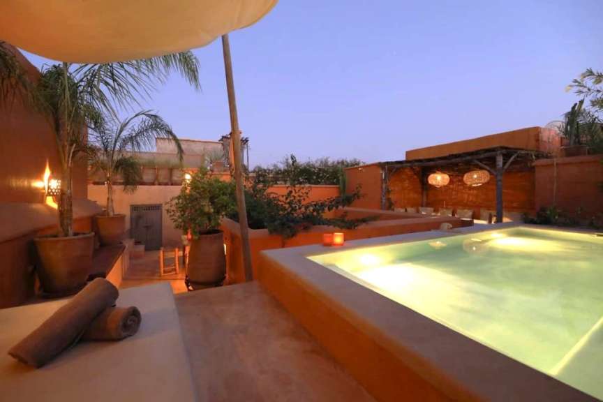 Ein großer Swimmingpool mit einem Sonnenschirm darüber