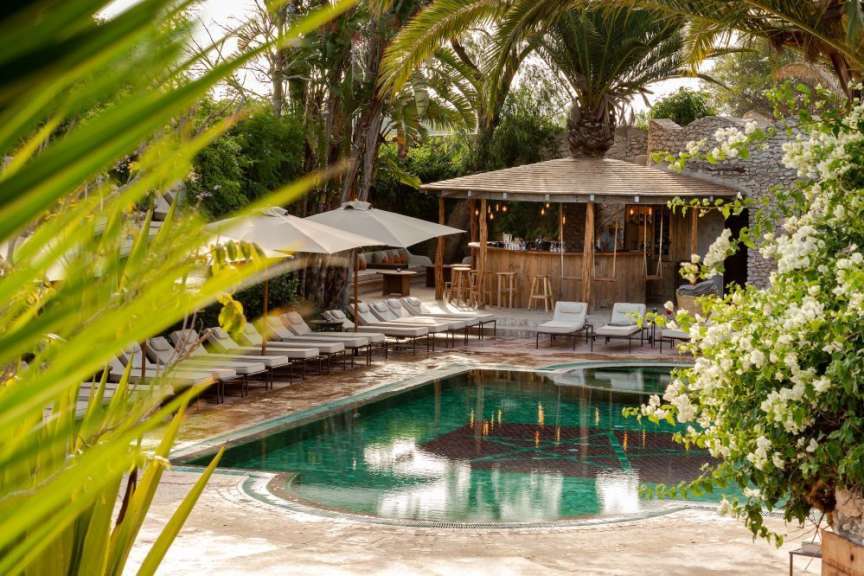 Ein großer Pool mit Liegestühlen und Sonnenschirmen um ihn