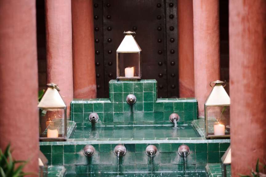 Ein Brunnen mit einer Kerze in der Mitte