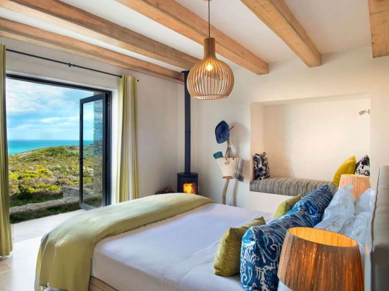 Ein Schlafzimmer mit einem großen Bett und einem Kamin