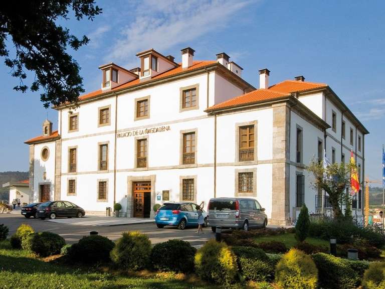 Ein weißes Gebäude mit der Aufschrift " palacio de la asturiana " darauf