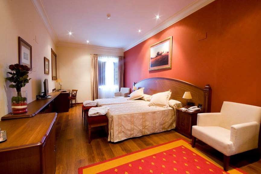 Ein Hotelzimmer mit zwei Betten und einem Stuhl