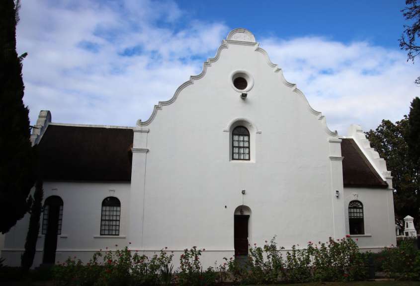 Eine weiße Kirche mit einem schwarzen Dach