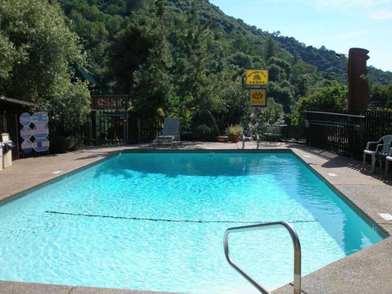 Ein großer Swimmingpool mit einem Schild an der Seite, das sagt ‚ lodge ‘