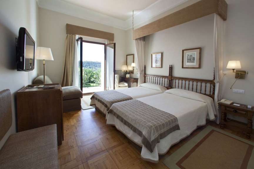 Ein Hotelzimmer mit zwei Betten und einem Fernseher