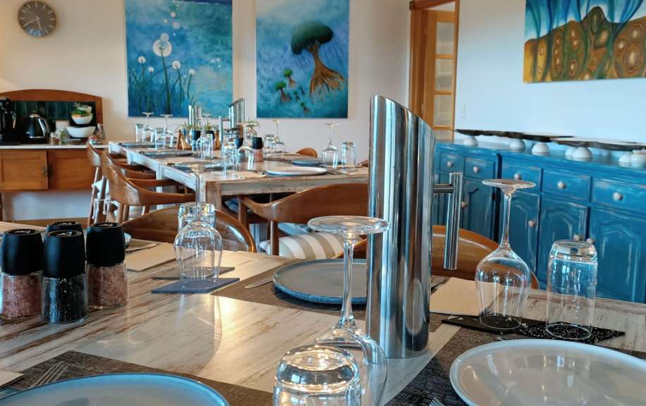 Ein Tisch mit Gläsern und Tellern in einem Esszimmer
