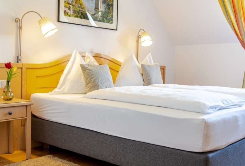 Ein Schlafzimmer mit einem Bett und einem Nachttisch