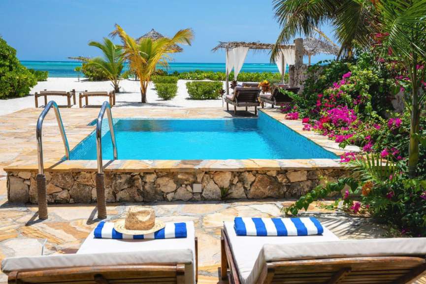 Ein großer Swimmingpool auf einer tropischen Insel