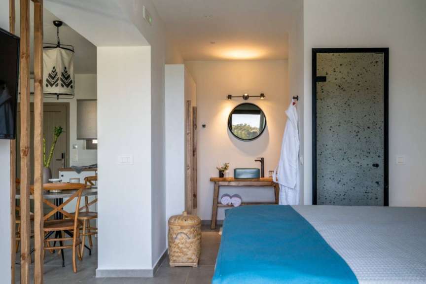 Ein Hotelzimmer mit einem Bett und einem Waschbecken