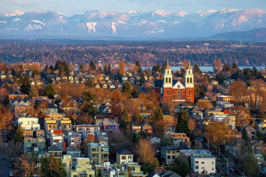 Eine Stadtlandschaft mit Bergen im Hintergrund