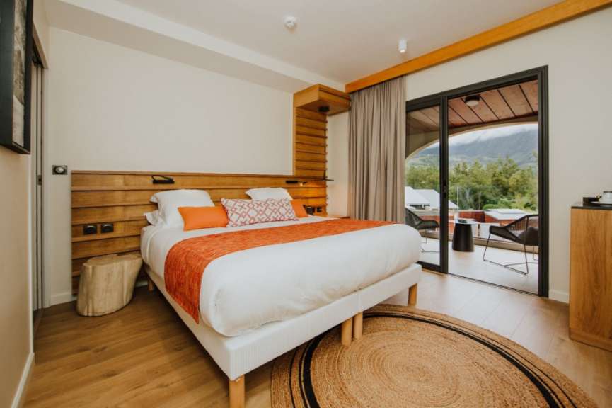 Ein Hotelzimmer mit einem Bett und einem Teppich
