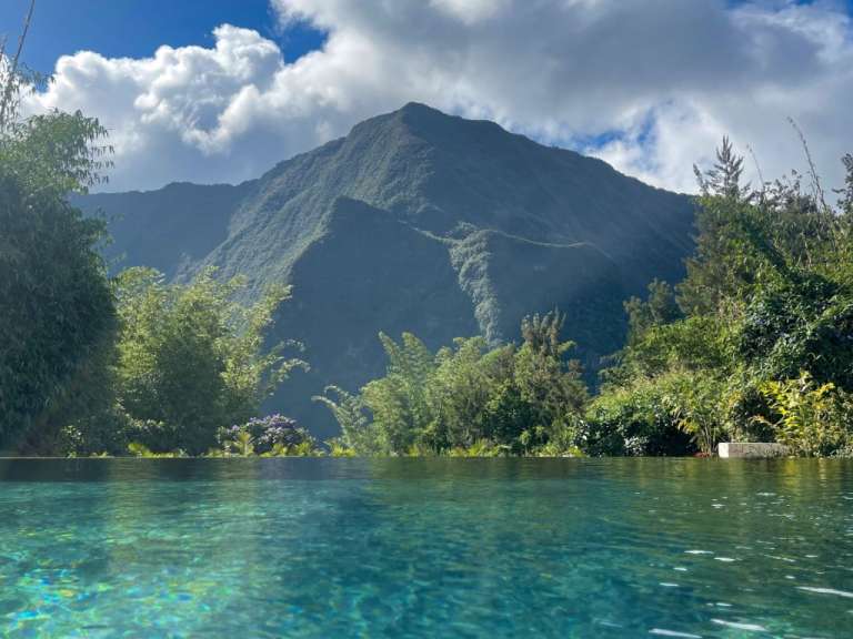 Ein Pool mit einem Berg im Hintergrund