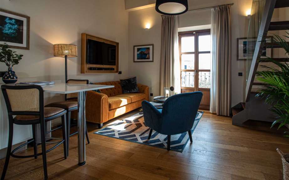Ein Wohnzimmer mit einem Couchtisch und zwei Stühlen