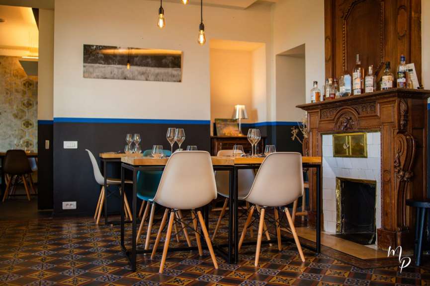 Ein Esszimmer mit einem Tisch und Stühlen und einem Kamin