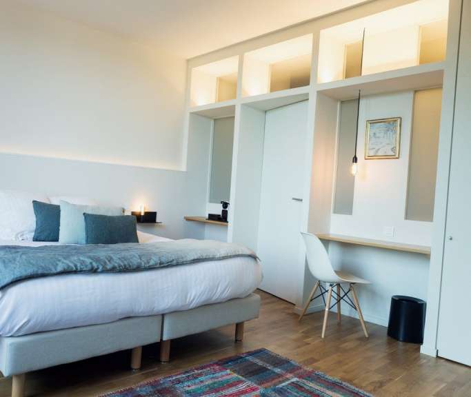 Ein Schlafzimmer mit einem Bett und einem Schreibtisch