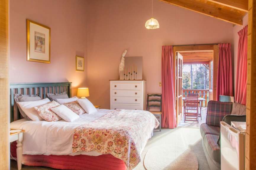 Ein Schlafzimmer mit einem Bett und einer Kommode