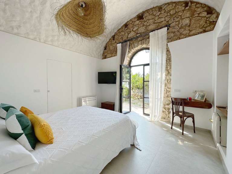 Ein Schlafzimmer mit einem Bett und einem Schreibtisch