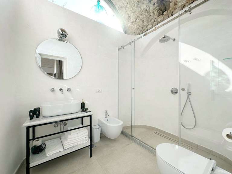 Ein Badezimmer mit einem Waschbecken und einer Toilette