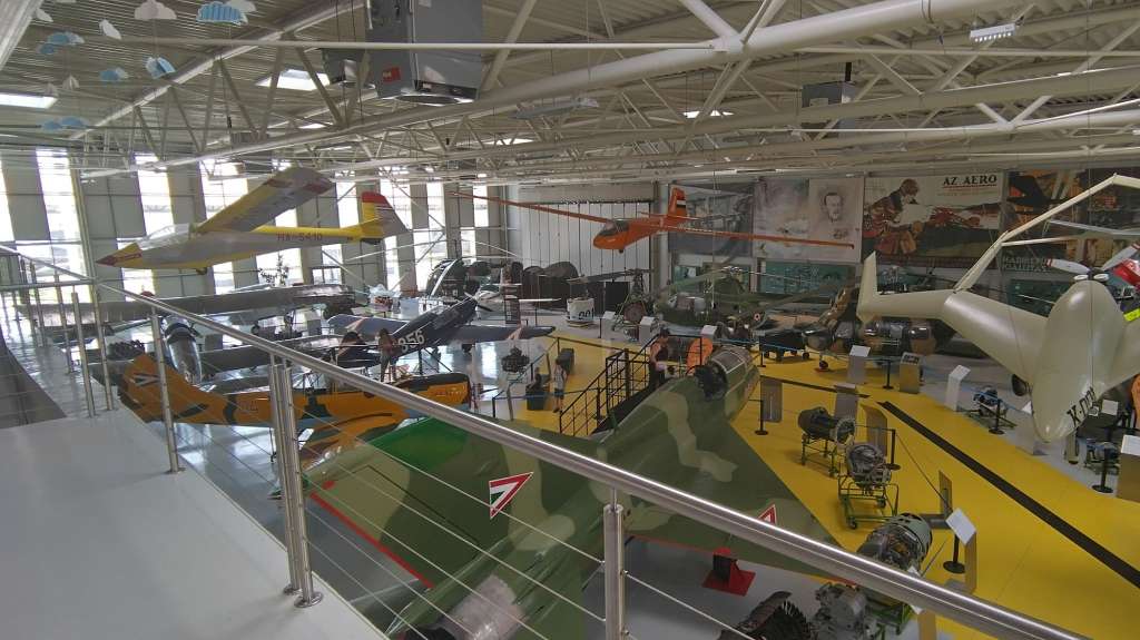 Ein riesiges Gebäude mit vielen Flugzeugen darauf