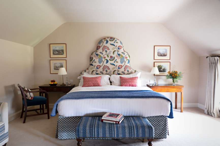 Ein Schlafzimmer mit einem Bett und einem Schreibtisch