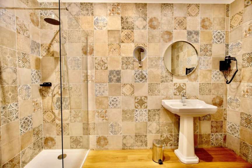Ein Badezimmer mit einem Waschbecken und einer Dusche