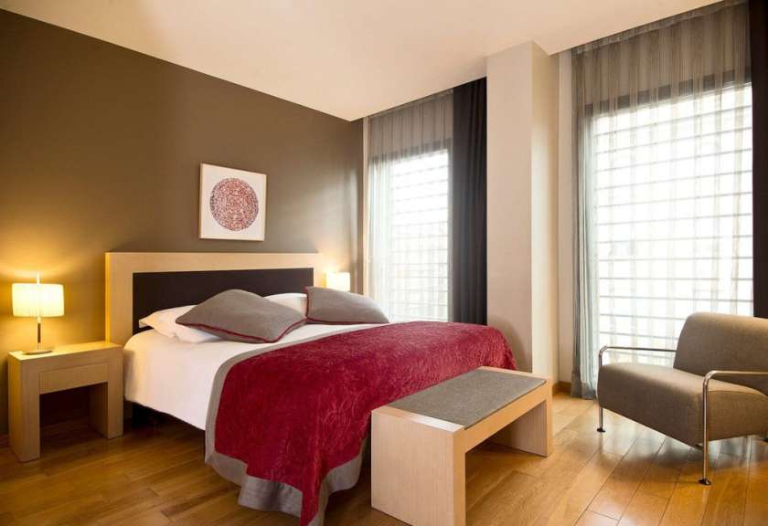 Ein Hotelzimmer mit einem Bett und einem Stuhl