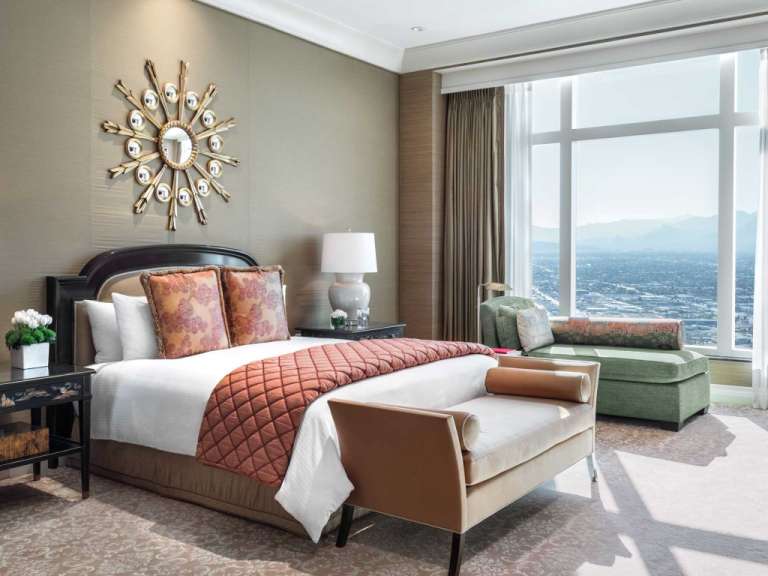 Ein Hotelzimmer mit einem Bett und einem Stuhl