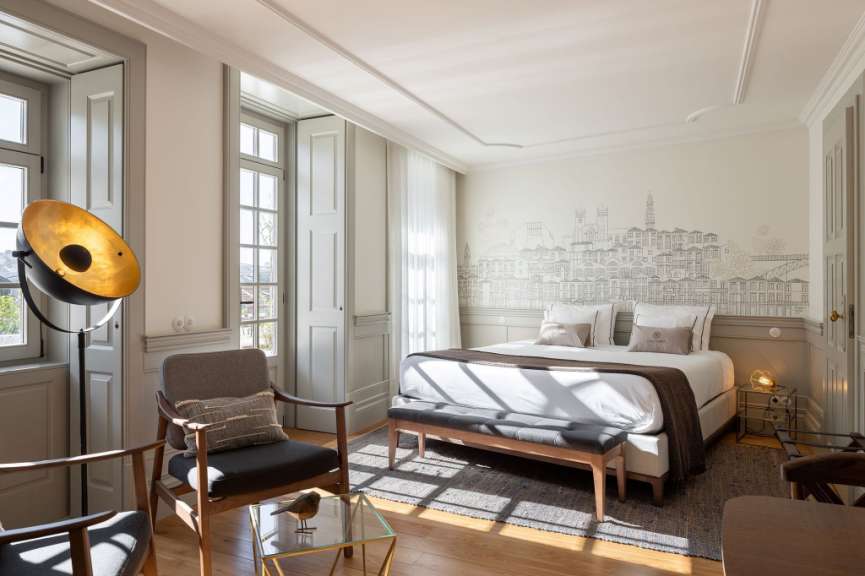 Ein Schlafzimmer mit einem Bett und einem Stuhl