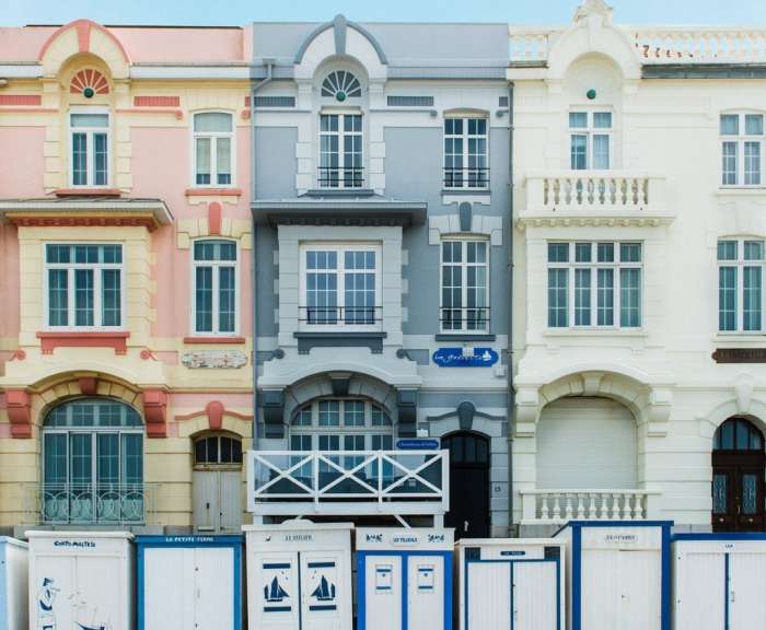 Eine Reihe von Gebäuden mit blauen und weißen Duschkabinen davor