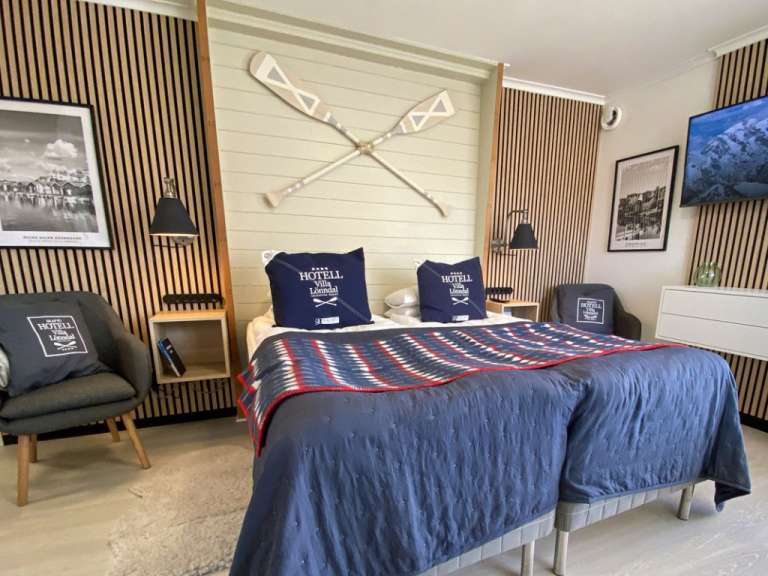 Ein Hotelzimmer mit einem Bett und zwei Stühlen