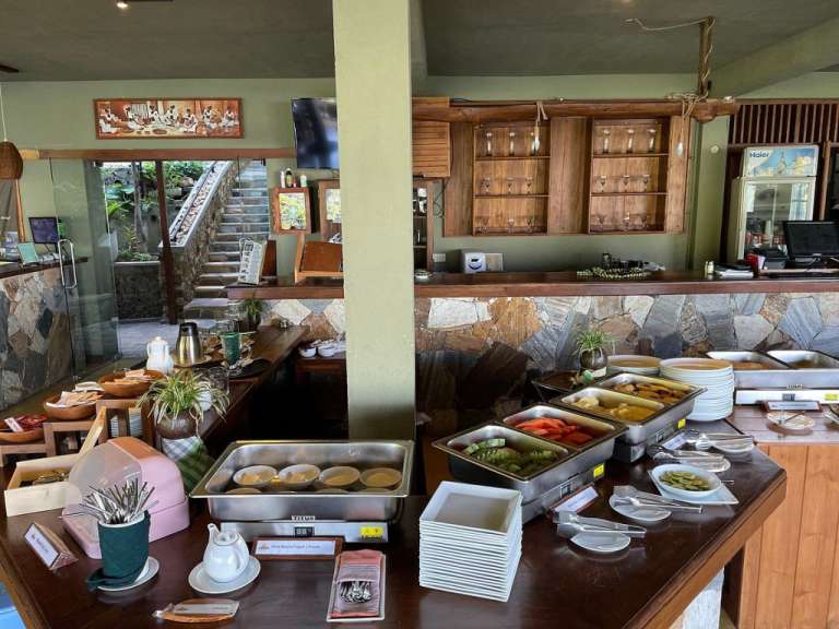 Ein Buffettisch mit vielen verschiedenen Speisen und einem Schild mit der Aufschrift ‚ buffet ‘