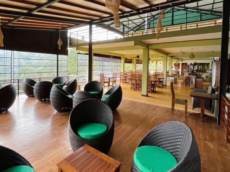 Ein Wohnzimmer mit vielen Stühlen und Tischen